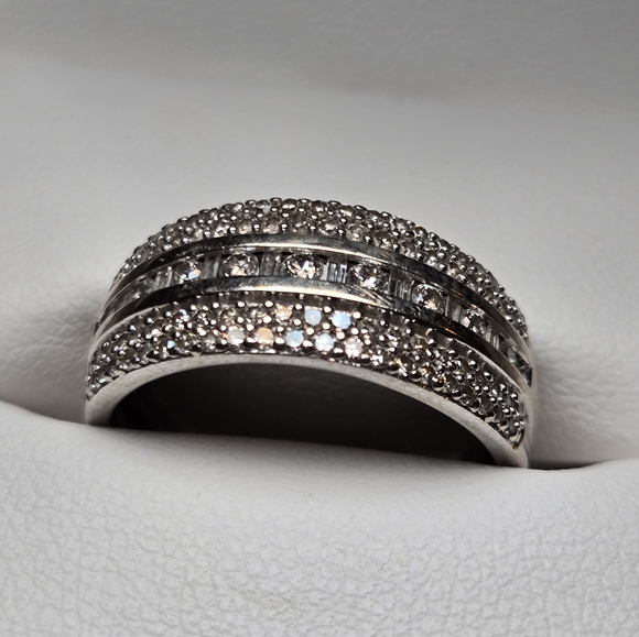 Ring - Picture 2 of 4